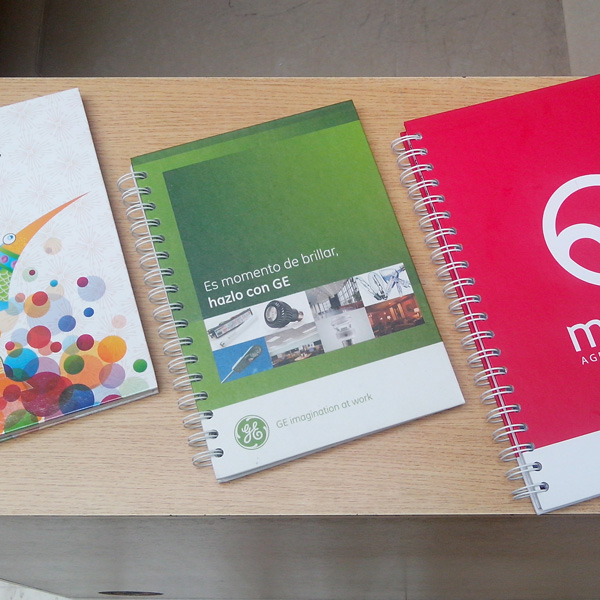 <span class='amarillo'>Cuadernos,</span> agendas y libros